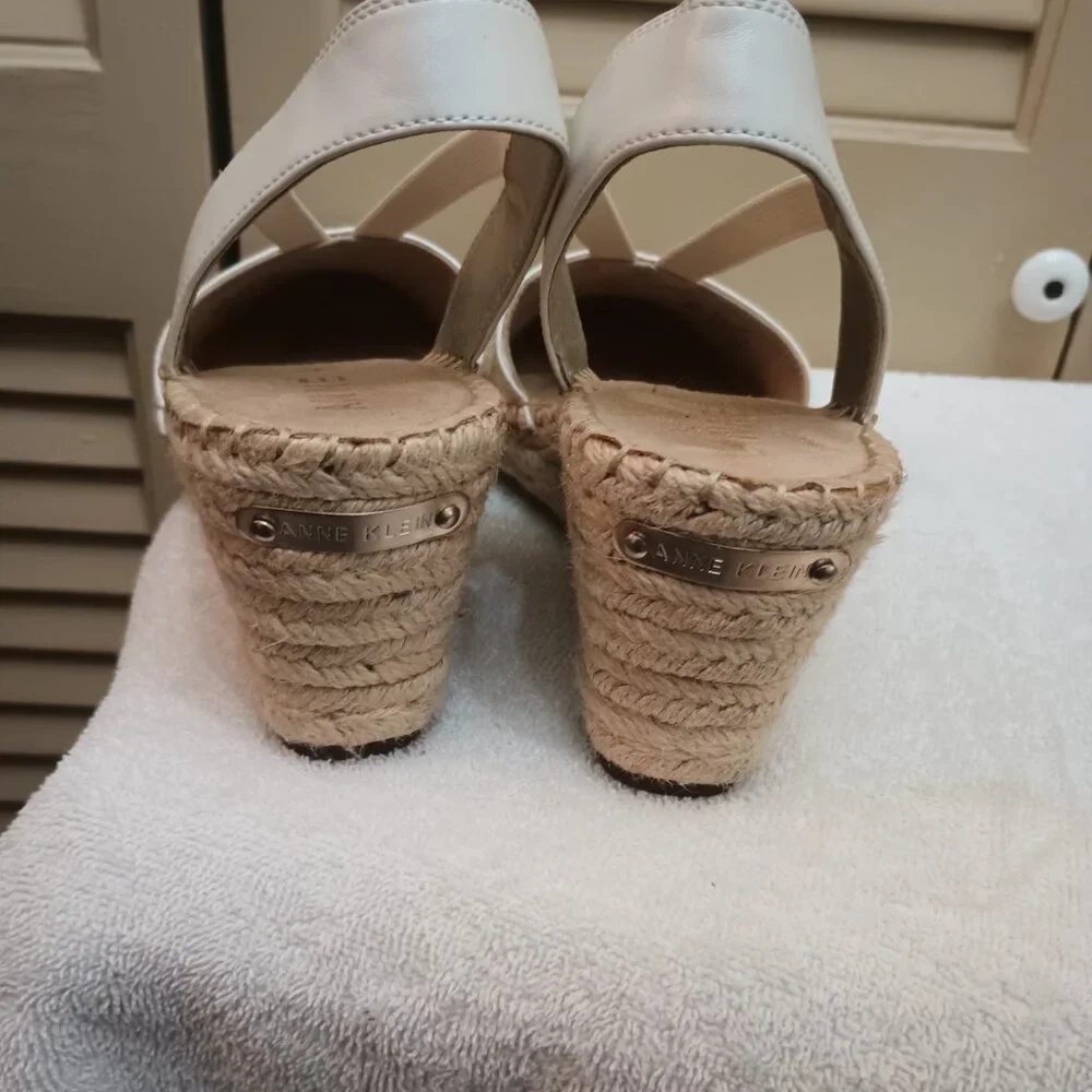 Anne Klein Aneesa Wedge  Closed Toe Sandals Sz 8 - Picture 3 of 5
